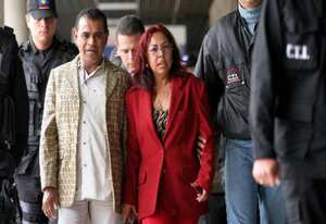 En 2005, la Fiscalía empezó a investigar a Enilce López Romero por vínculos con las Autodefensas Unidas de Colombia. Para ese entonces la empresaria del chance contaba con 20.000 vendedores y 4.000 empleados de sus casas de apuestas; tenía 150 cuentas bancarias con $1.200 millones.