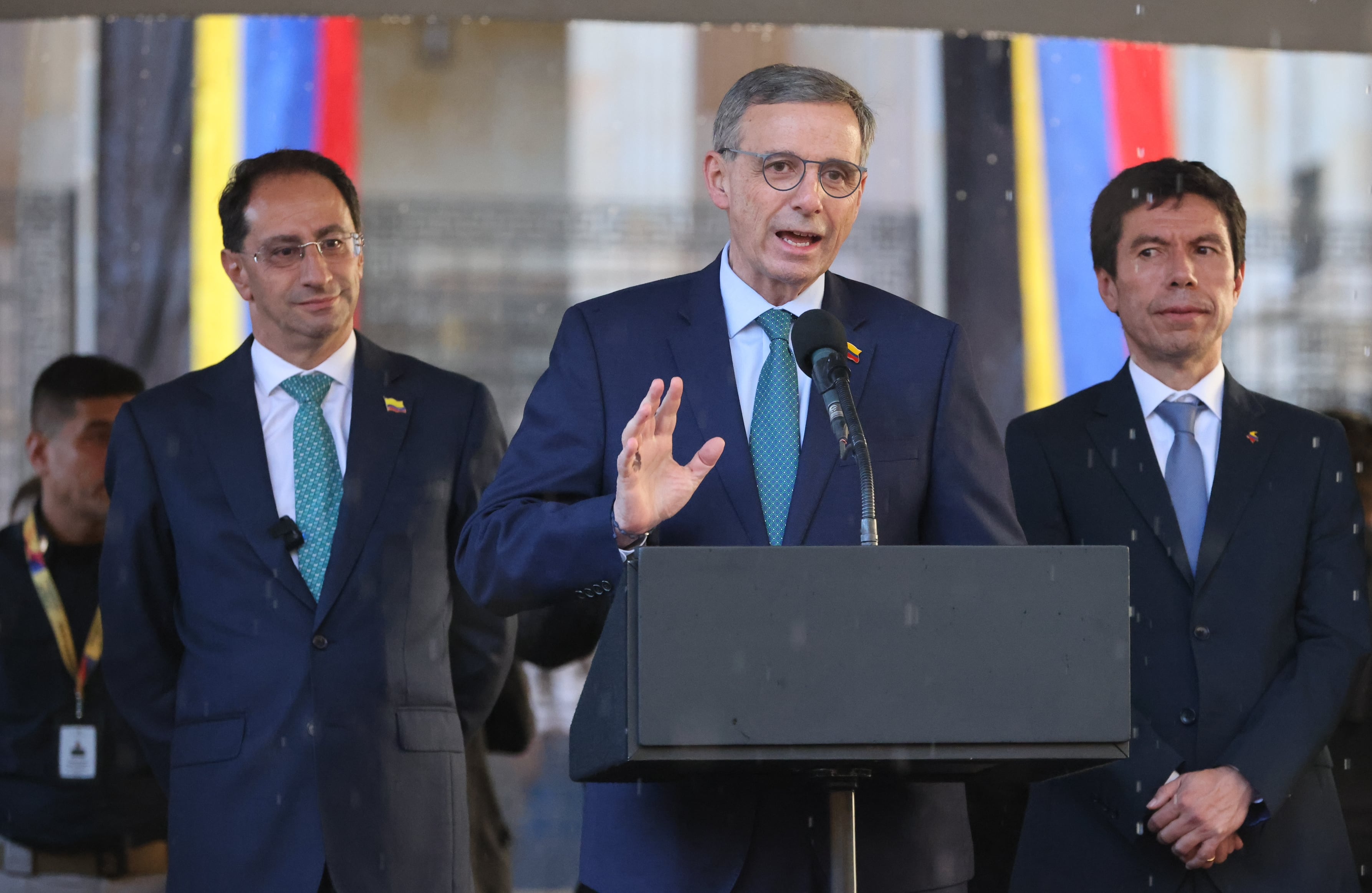 Sin embargo, la Ley de Rescate presentada hace unos días por el Gobierno planea ampliar el impuesto a las bebidas azucaradas. Según lo anunciado por el ministro de Hacienda, Miguel Gómez, y el vicepresidente, José Manuel Restrepo, a partir de 2028 entrarán a pagar las bebidas azucaradas con menos de 5 gramos de azúcar, así como las bebidas con edulcorantes. El recaudo con esta ampliación sería de unos 1,8 billones de pesos al año.