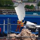 Los escombros del sumergible Titan, recuperados del fondo del océano cerca del naufragio del Titanic, se descargan del barco Horizon Arctic en el muelle de la Guardia Costera canadiense en St. John's, Newfoundland, el miércoles 28 de junio de 2023.