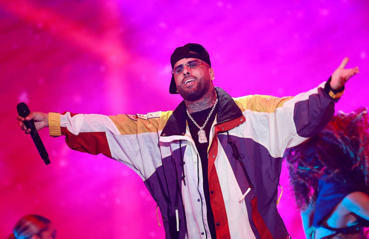 Nicky Jam se presenta en el escenario de la iHeartRadio Fiesta Latina 2022 celebrada en FTX Arena el 15 de octubre de 2022 en Miami, Florida. (Foto de Michael Tran/WireImage)