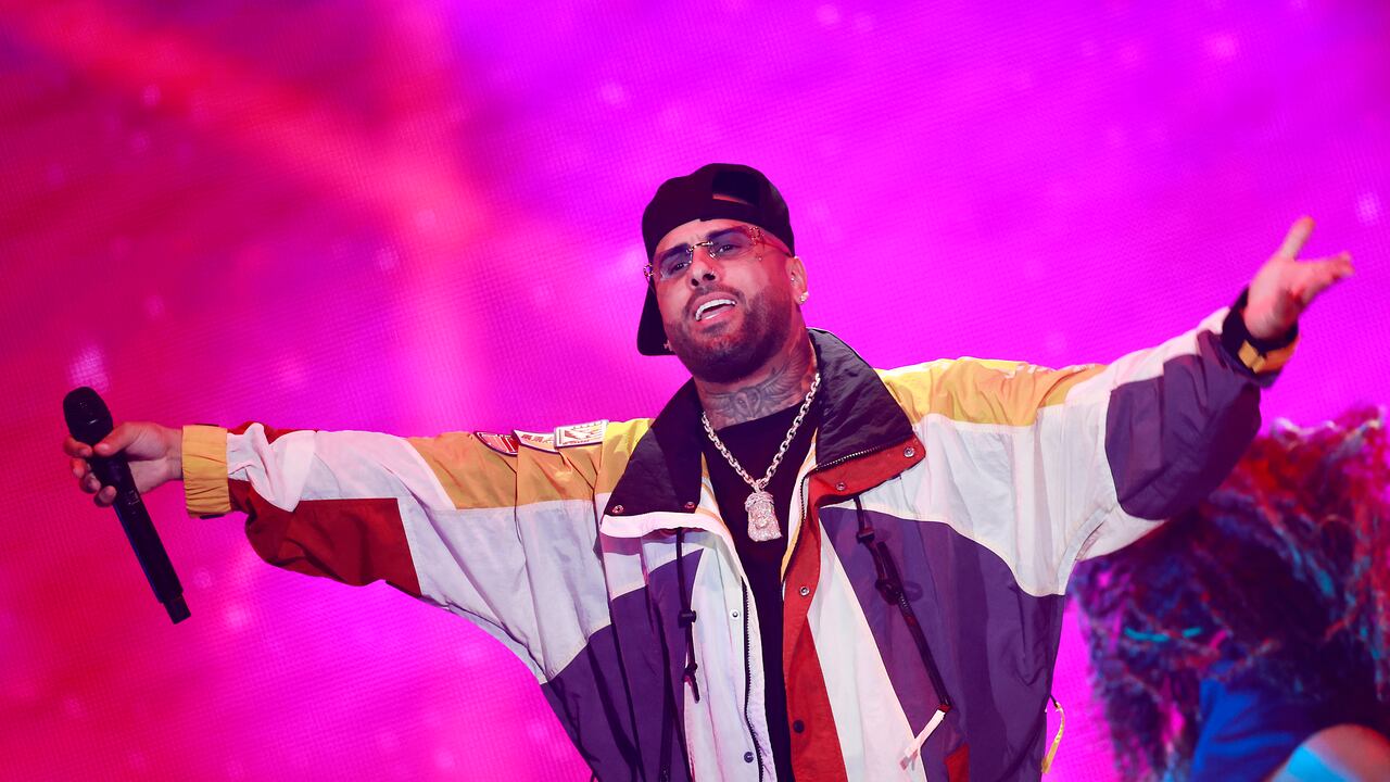 Nicky Jam se presenta en el escenario de la iHeartRadio Fiesta Latina 2022 celebrada en FTX Arena el 15 de octubre de 2022 en Miami, Florida. (Foto de Michael Tran/WireImage)