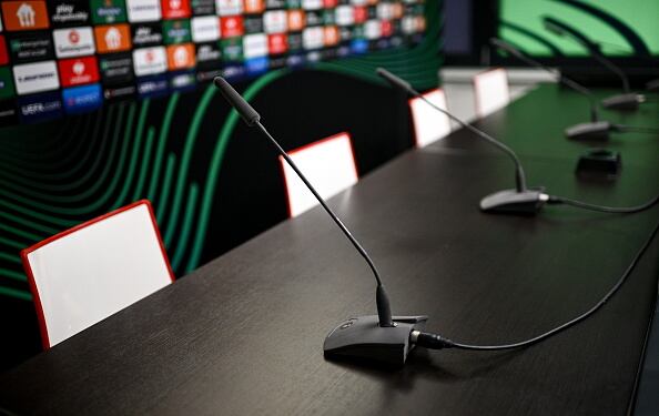 Un último aspecto, al que invitó el pontífice a los periodistas es a caminar, a “desgastar las suelas de sus zapatos” y a escuchar a las personas con las que se encuentran, como cuarto elemento a tener en cuenta en esta profesión.  (Photo by Ramsey Cardy - Sportsfile/UEFA via Getty Images)