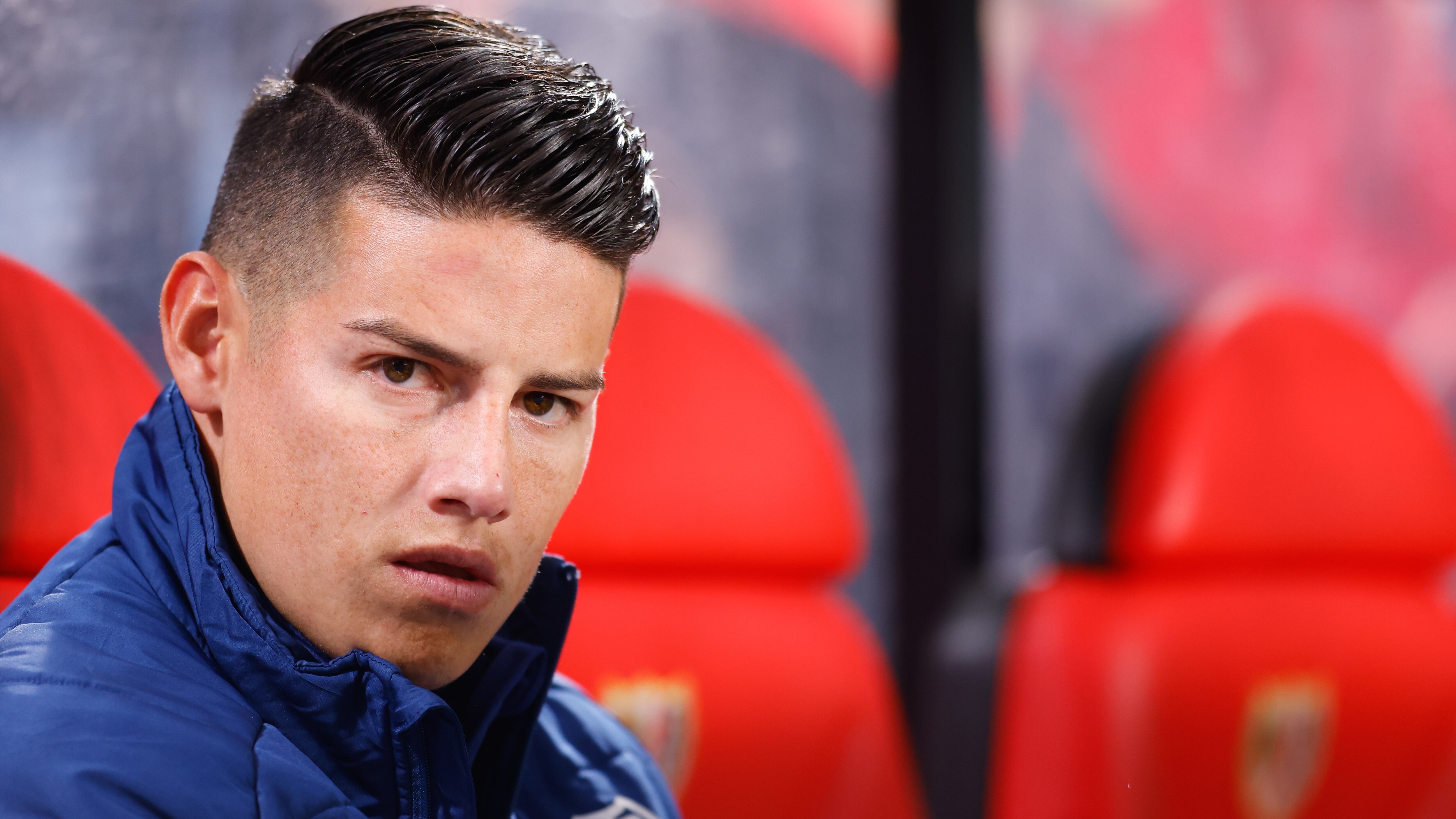 James, serio, en el banco de suplentes del Rayo Vallecano.