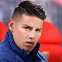 James, serio, en el banco de suplentes del Rayo Vallecano.