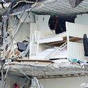 Tras el derrumbe, entre los escombros se divisan camas, sillas de escritorio, ropa, entre otras pertenencias personales. Foto: David Santiago /Miami Herald via AP