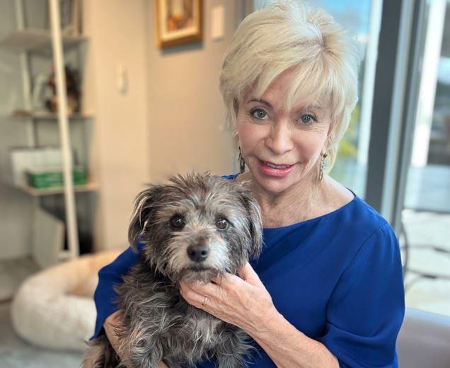 Isabel Allende y su mascota Perla