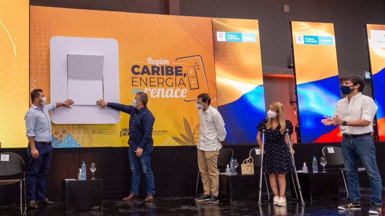 El presidente de la república, Iván Duque, junto Jhon Jairo Toro, el gerente de la empresa Aire, nuevo operador de energía.