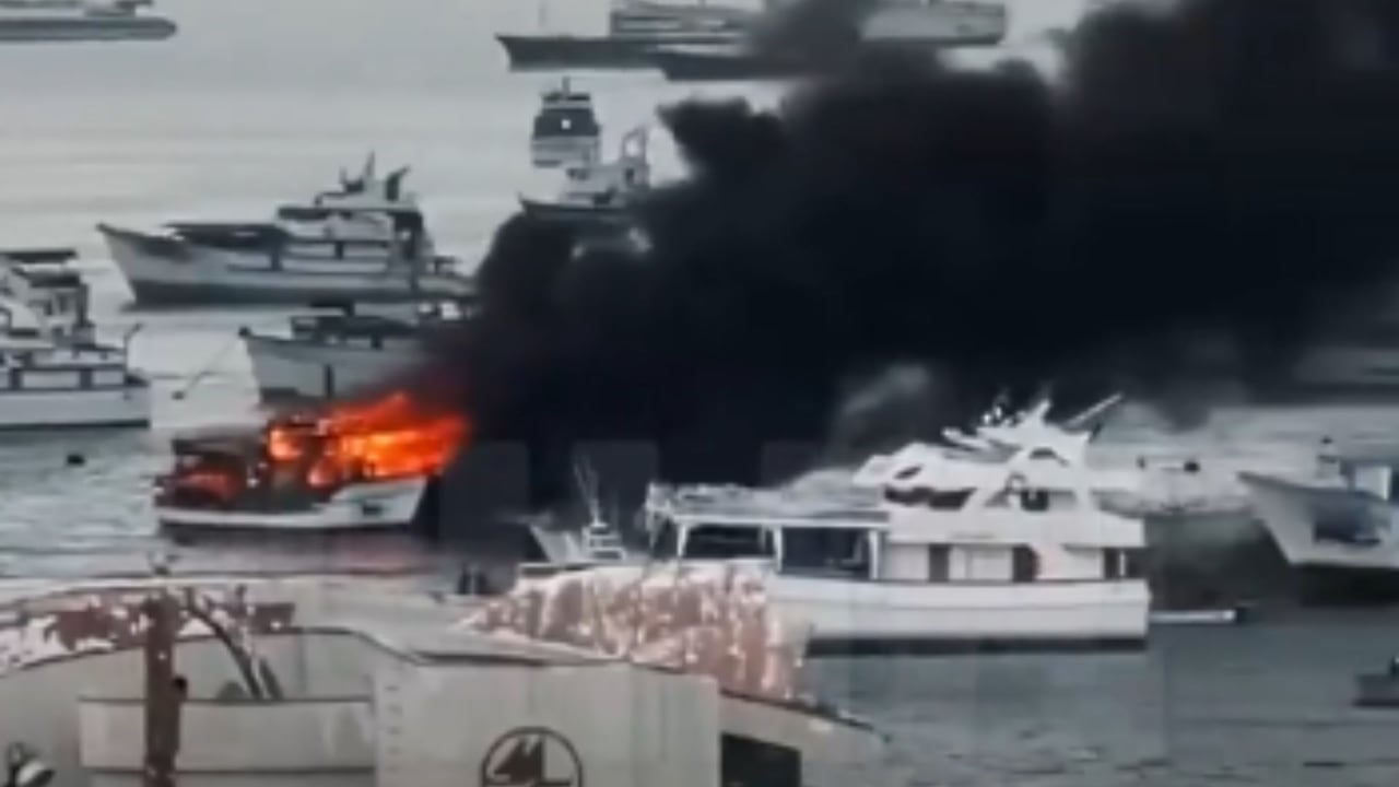 Un incendio de gran magnitud consumió numerosas embarcaciones en el principal puerto pesquero de Manta, Ecuador, tras una serie de explosiones reportadas por testigos. Las autoridades mantienen abierta la investigación para determinar las causas del siniestro y evaluar la magnitud de las pérdidas.
