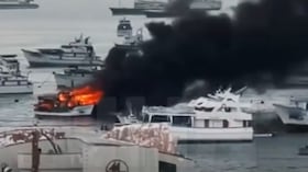 Un incendio de gran magnitud consumió numerosas embarcaciones en el principal puerto pesquero de Manta, Ecuador, tras una serie de explosiones reportadas por testigos. Las autoridades mantienen abierta la investigación para determinar las causas del siniestro y evaluar la magnitud de las pérdidas.