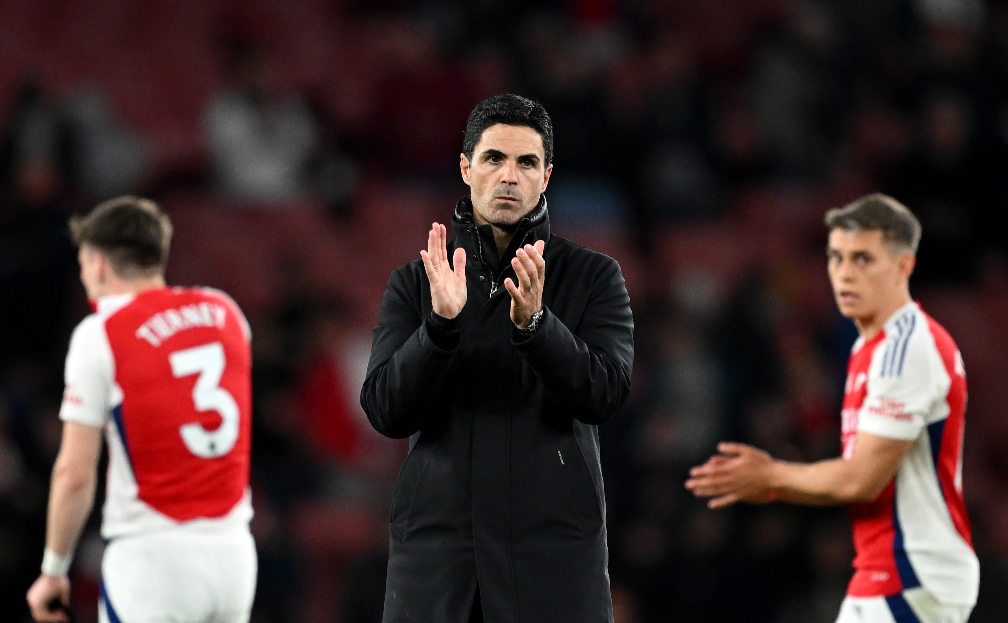 Mikel Arteta (centro), director técnico de Arsenal de Inglaterra.