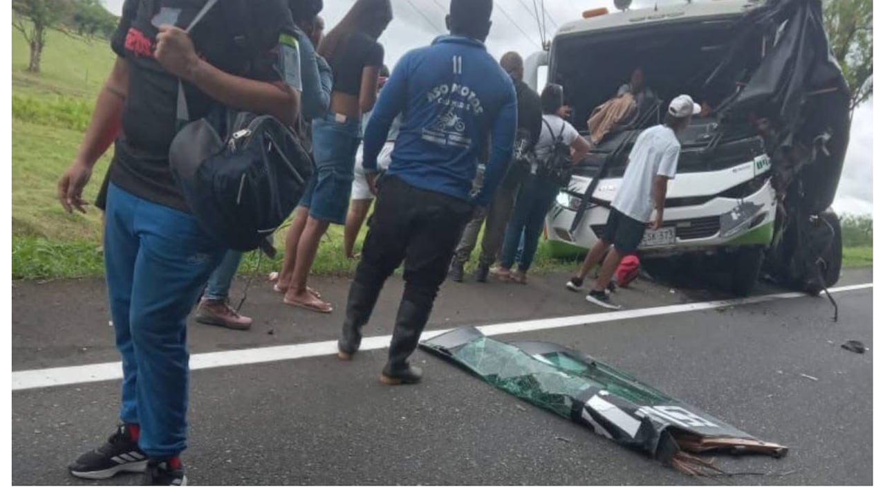 Accidente de bus en Urabá con estudiantes del Sena deja tres personas muertas.