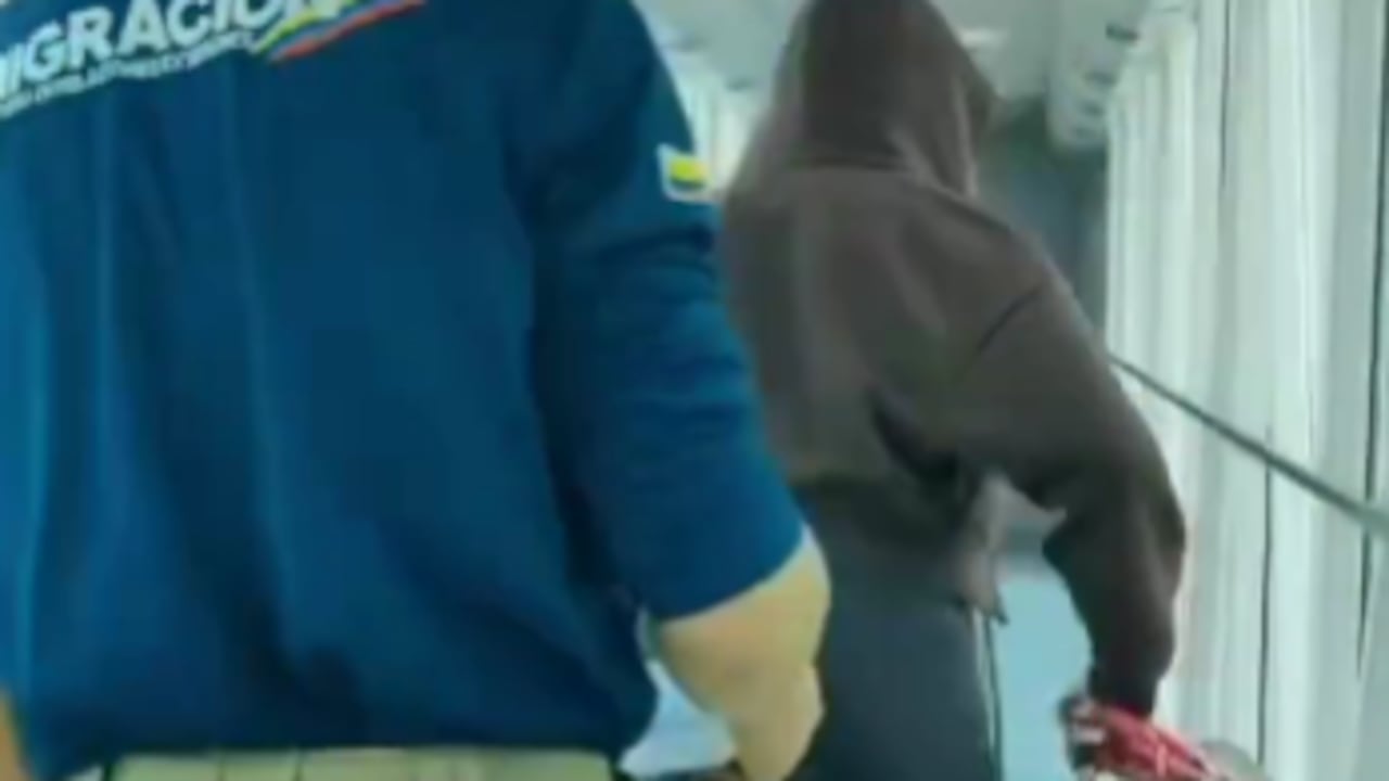 La mujer fue abordada apenas bajo del vuelo.