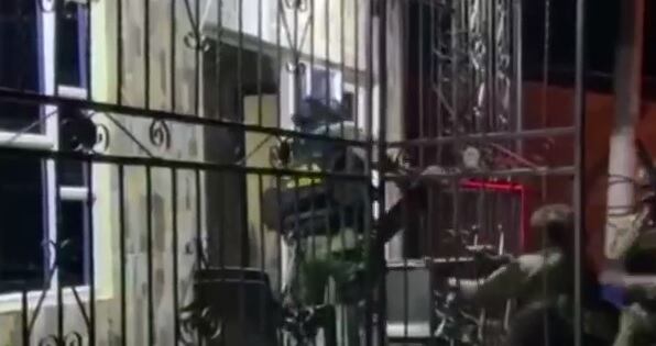 Uniformados del Gaula derribaron una puerta para capturar a los disidentes.