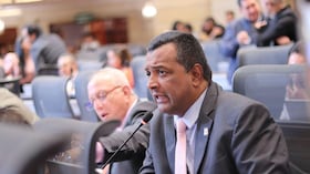 Víctor Salcedo representante.