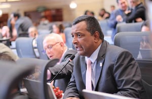 Víctor Salcedo representante.