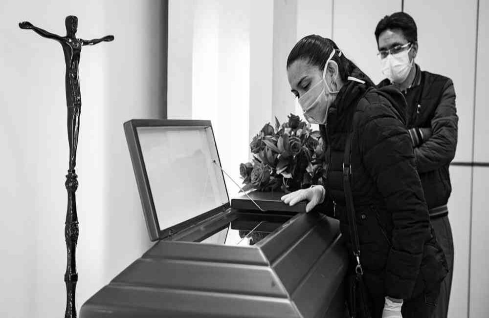   En la sala para sesenta personas solo somos cinco; afortunados, de alguna manera. Pero en otras circunstancias, estaría abarrotada y serían muchos más los que con un par de golpecitos en la madera dirían “adiós, señor Amado”.  El tapabocas apenas deja ver los ojos vidriosos de mi hermana mientras te mira por varios minutos. David Amado-SEMANA