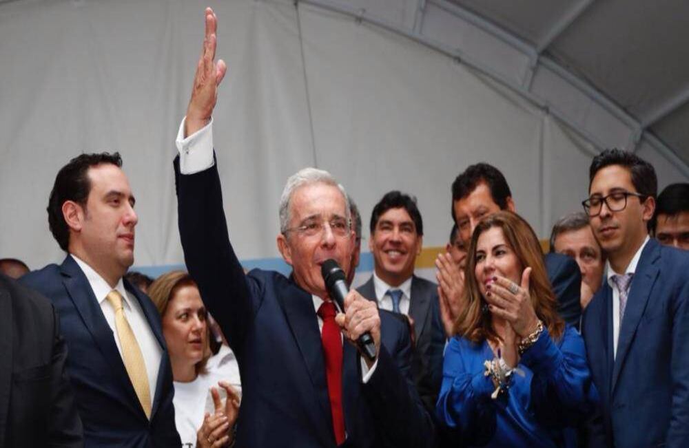  “Aquí seguiremos en la batalla (...) aquí seguiré con los crocs caminando por Colombia”.