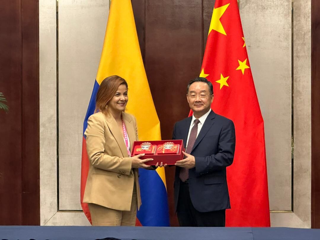 Jhenifer Mojica, ministra de Agricultura en reunión con líderes de China.