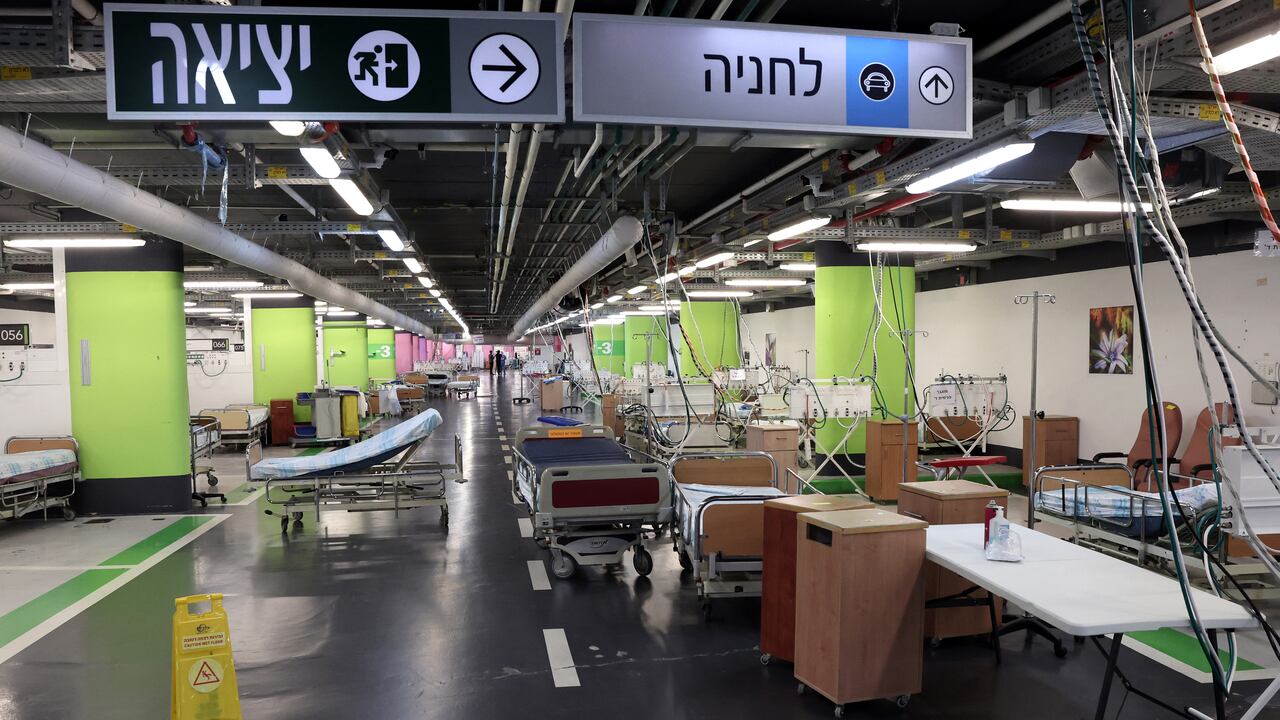 na imagen muestra un hospital subterráneo de emergencia improvisado en el estacionamiento del Rambam Health Care Campus (RHCC) en Haifa, en el norte de Israel.
