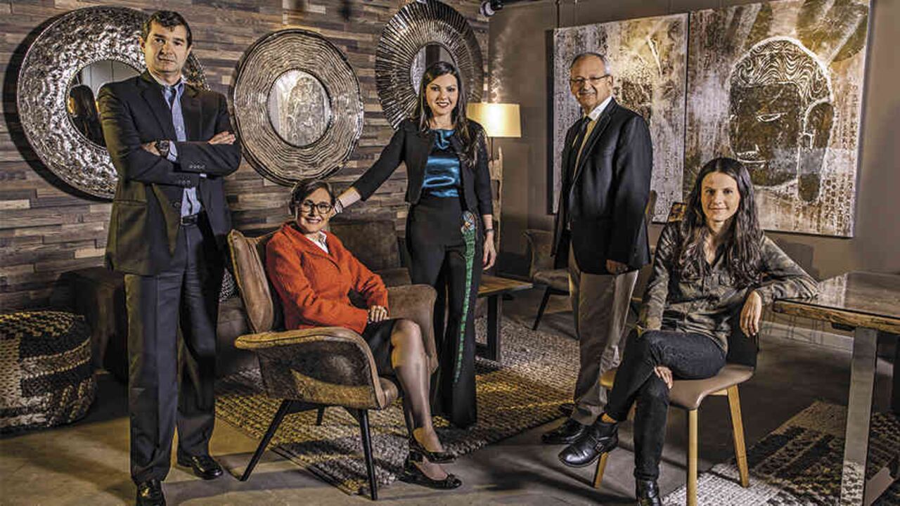 De izquierda a derecha: Miguel Pardo Brigard, presidente de Homecenter; Adriana Salcedo, presidente de Sodexo; Patricia Uribe Zambrano, vicepresidente de Talento y Sostenibilidad de Mesofoods (OMA y Presto); Álvaro Chajín, fundador de Servióptica, y Carolina Luque, coordinadora de Proyectos de Saucos. Locación: Kare Calle 81.