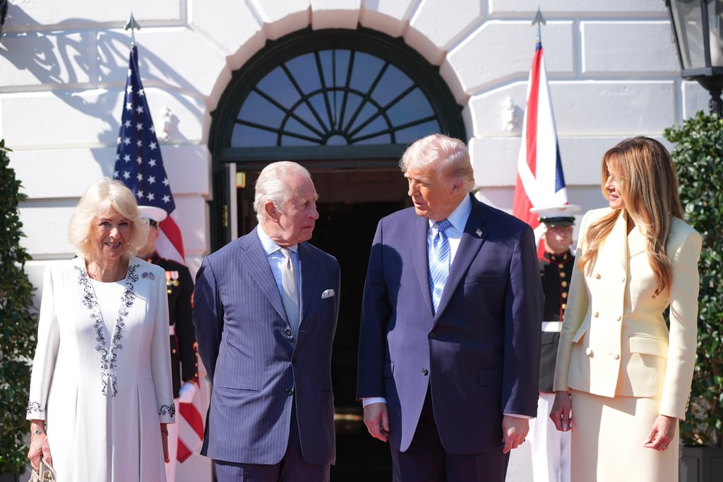 El presidente Donald Trump y la primera dama Melania Trump saludan al rey Carlos III y a la reina Camila a su llegada a la Casa Blanca, el lunes 27 de abril de 2026, en Washington. (Foto AP/Alex Brandon)