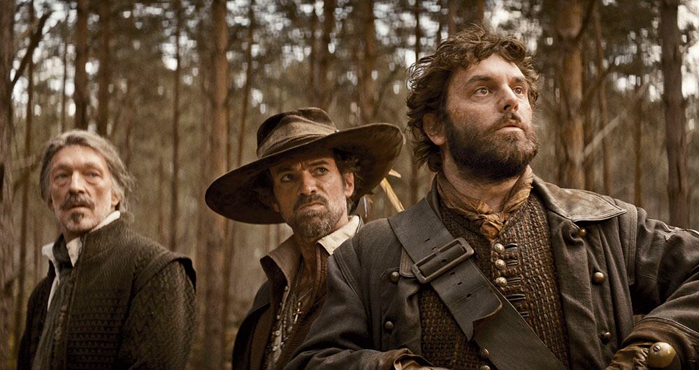 D’Artagnan (François Civil, abajo) entra en conflicto y luego en alianza con tres de los mosqueteros del rey: Athos (Vincent Cassel), Aramis (Romain Duris) y Porthos (Pio Marmaï).  