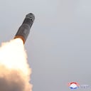 Esta foto proporcionada el 13 de julio de 2023 por el gobierno de Corea del Norte muestra lo que dice es el lanzamiento de prueba de un misil balístico intercontinental Hwasong-18, en un lugar no revelado en Corea del Norte, el 12 de julio de 2023