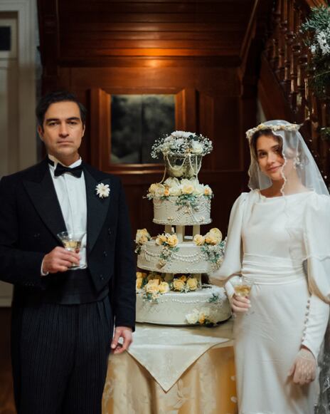 Una de las primeras imágenes de 'La Casa de los Espíritus', una serie de ocho episodios basada en el exitoso libro homónimo de Isabel Allende. Con más de 70 millones de copias vendidas, la novela es considerada una de las más importantes del siglo XX, y tuvo una previa adaptación cinematográfica en 1993.