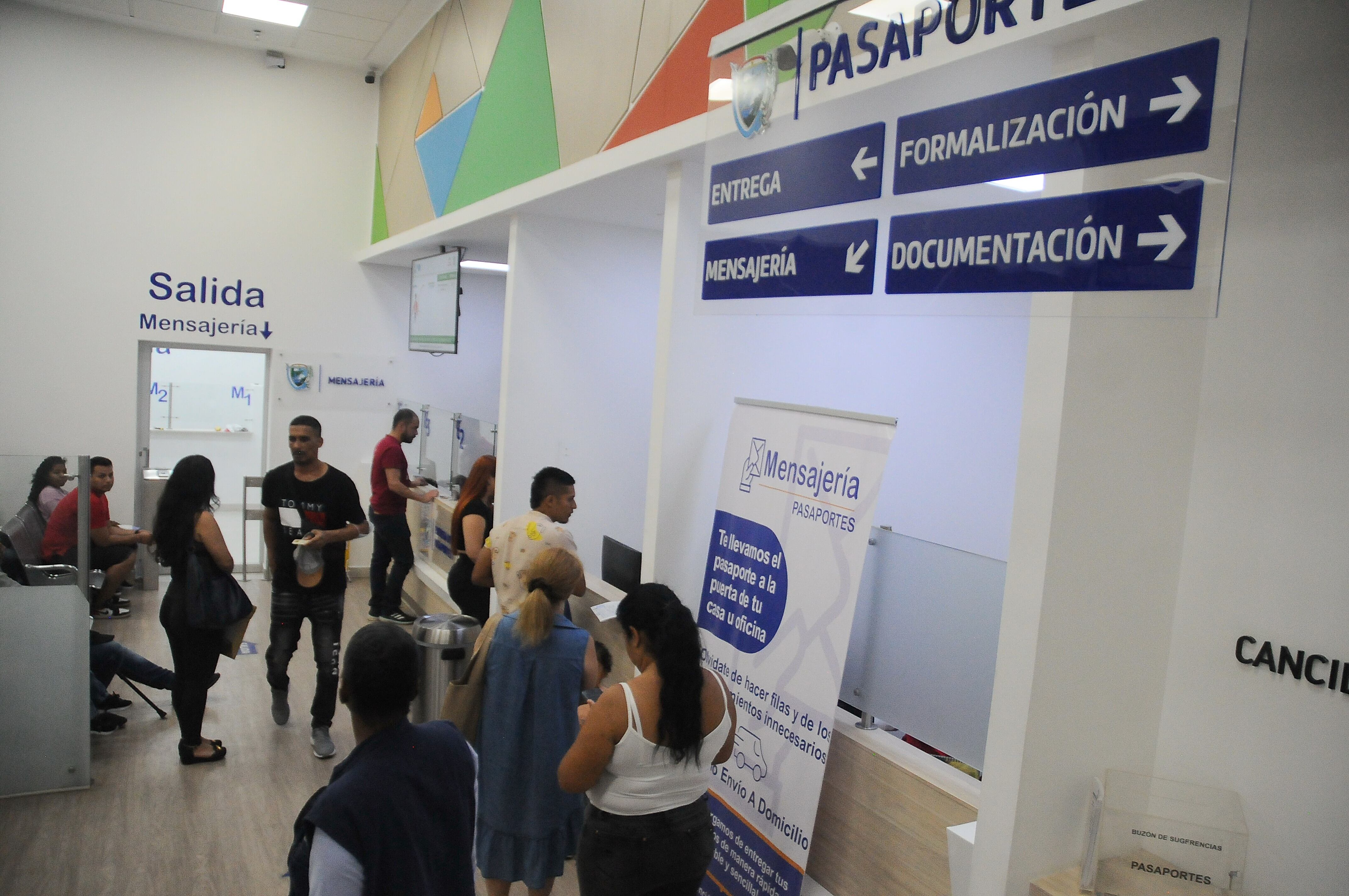 Cali: En los dos últimos días se ha incrementado la presencia de personas diligenciando el Pasaporte en la oficina de pasaporte de la Gobernación del Valle en el CC La Estación. Todo esto debido a la incertidumbre creada por las medidas tomadas por la Cancillería a nivel nacional. foto José L Guzmán. El País. sept 15-23