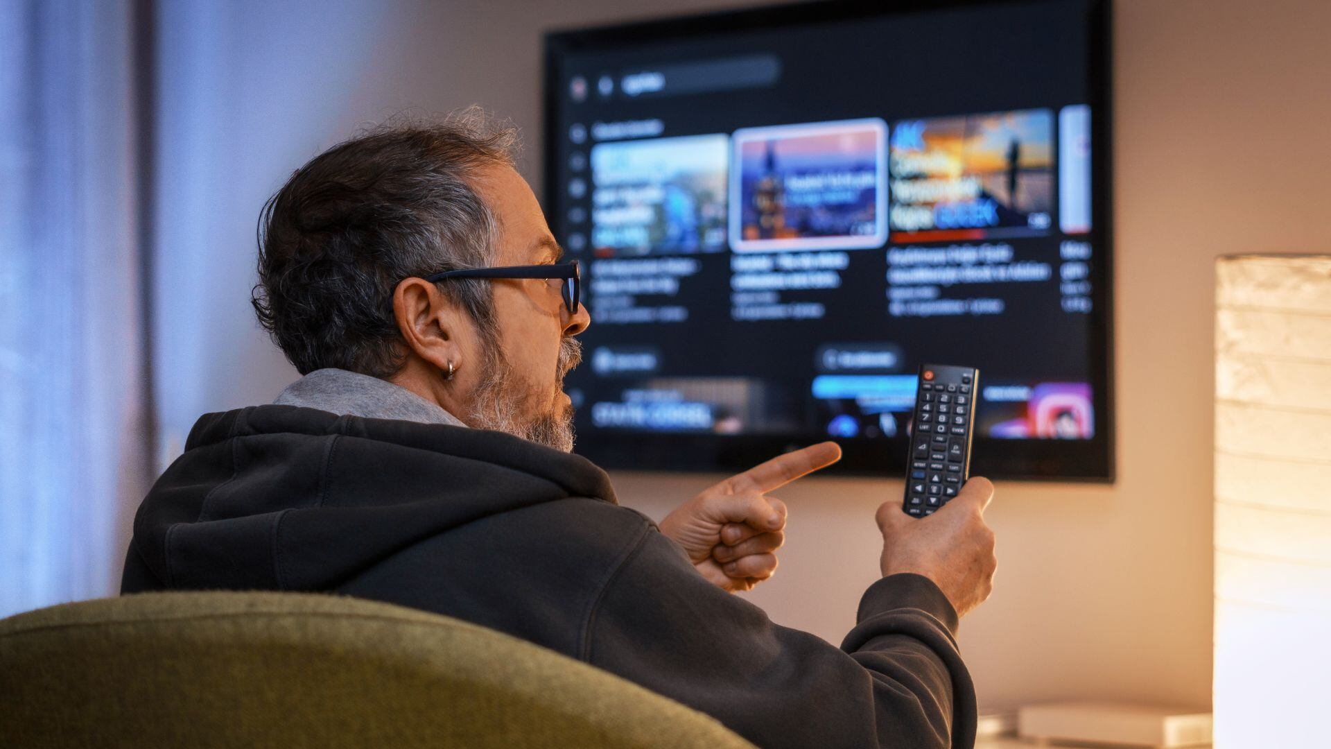 En muchos hogares ocurre que el televisor se enciende sin que nadie lo haya encendido con el control remoto.