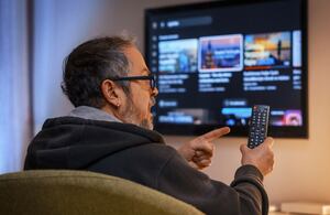 En muchos hogares ocurre que el televisor se enciende sin que nadie lo haya encendido con el control remoto.