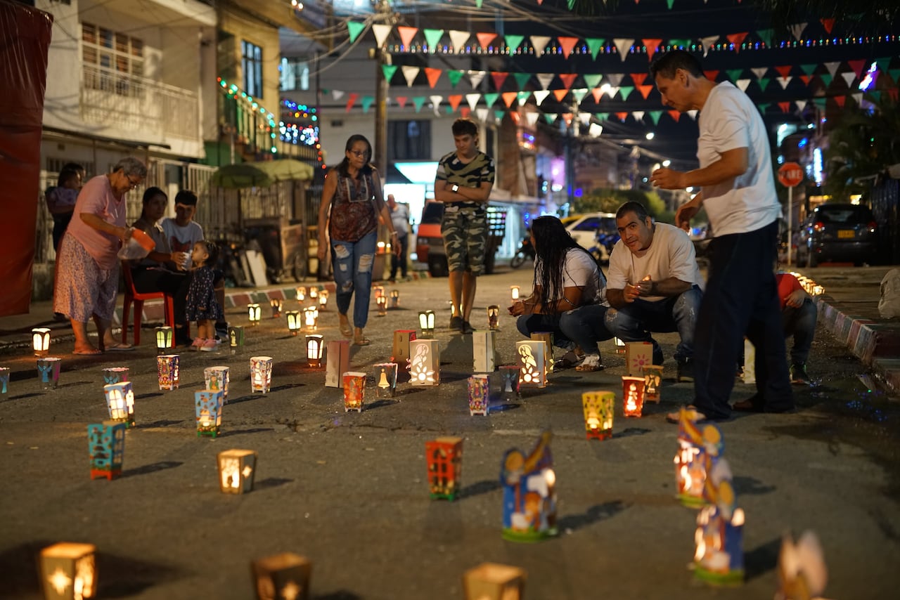 Un ambiente colorido fue propiciado por las tonalidades de las diferentes velas que fueron encendidas, así como los diseños variados de los faroles, que adornaron los hogares de las familias caleñas.