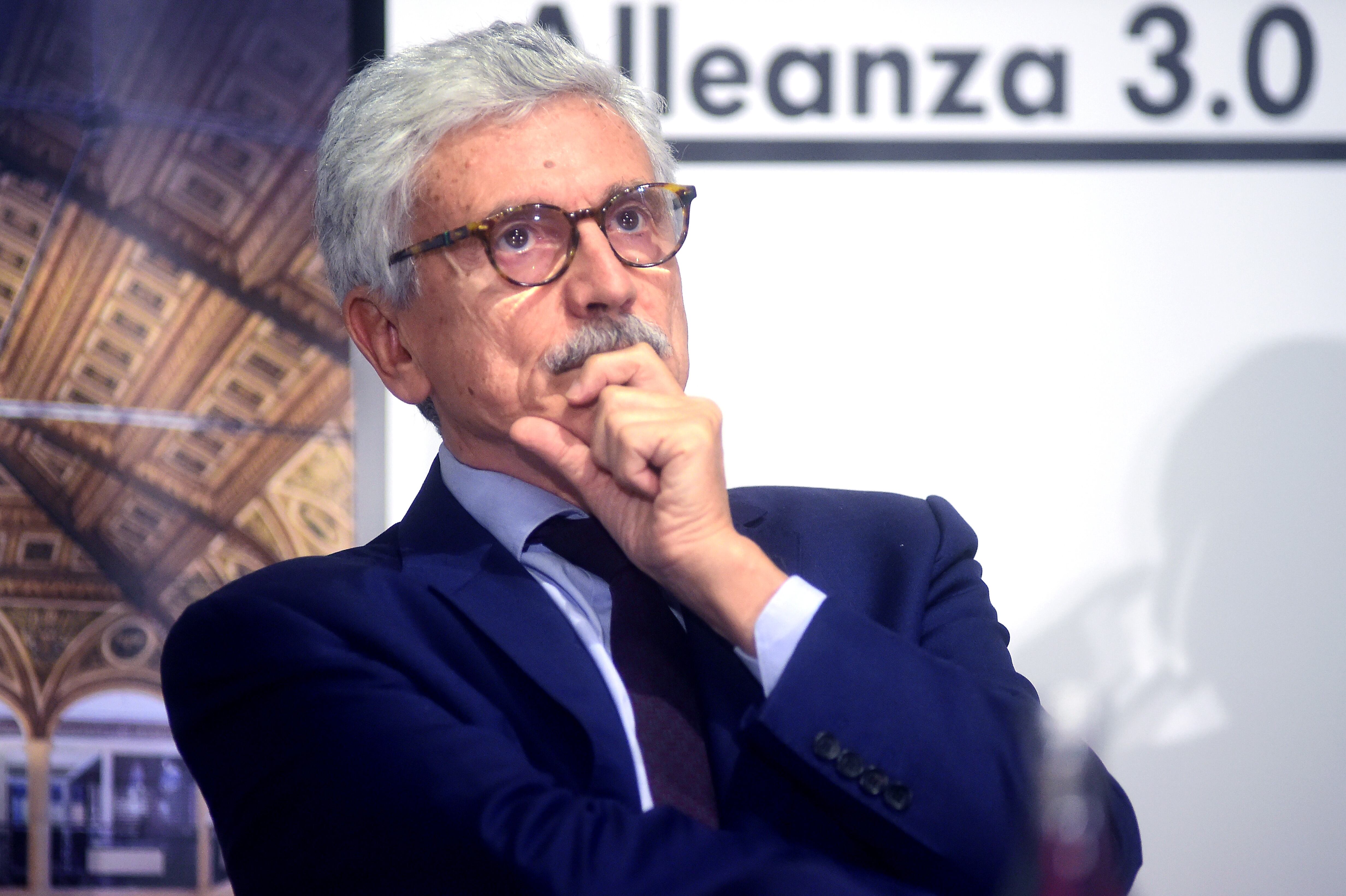 El ex primer ministro italiano Massimo D'Alema presenta su libro "Última vez en Moscú" en la Biblioteca Borsa Hall el 7 de noviembre de 2022 en Bolonia, Italia.