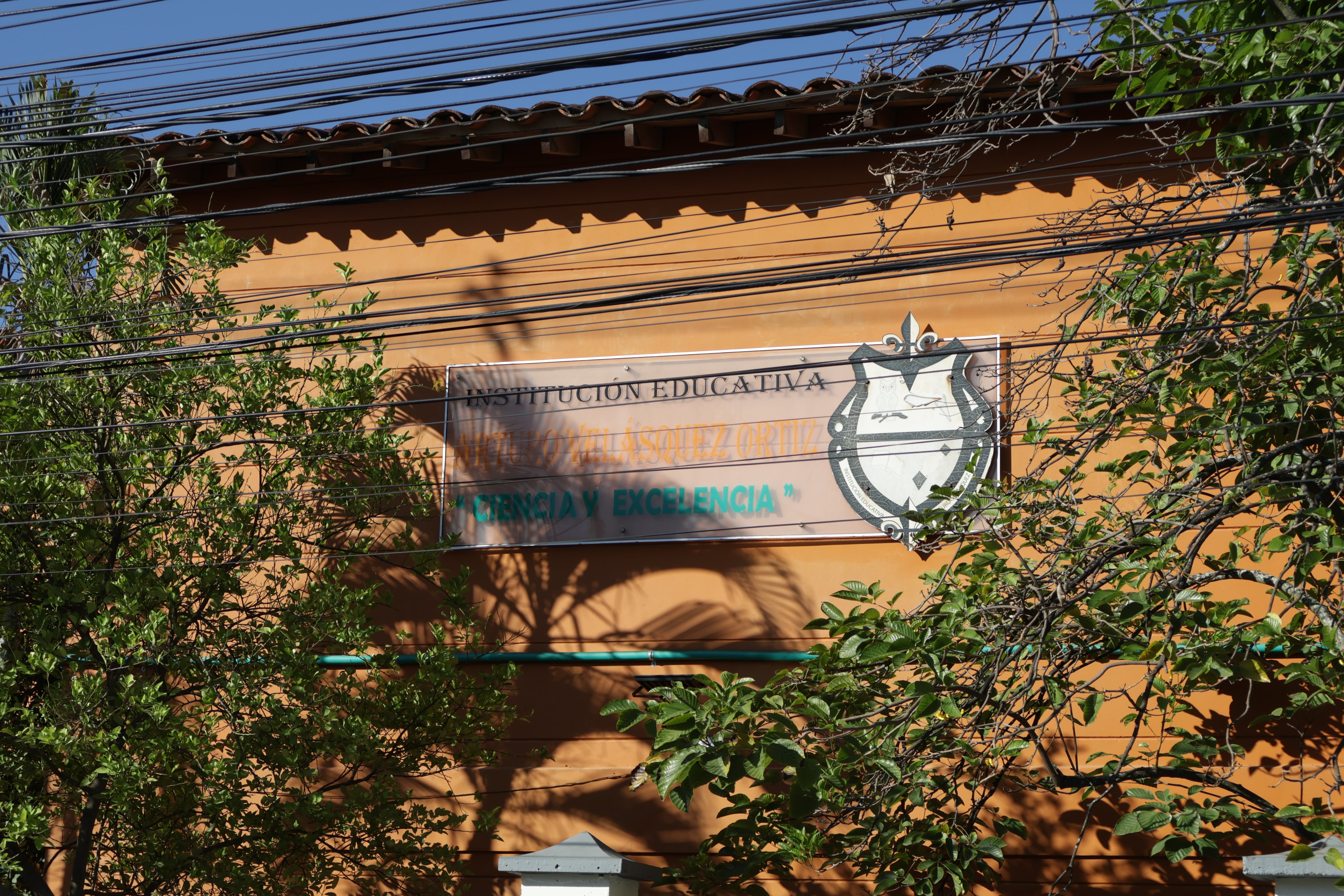 Fachada de una institución educativa de Santa Fe de Antioquia, municipio al que se expandió el Programa de Mejoramiento de la Calidad Educativa (PROMCE).
