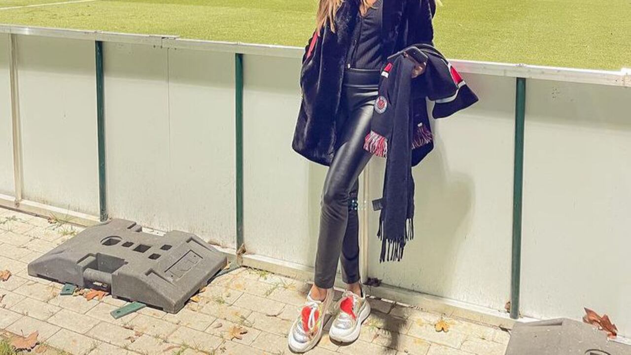 Trabaja para la Deutsche Welle, relata los partidos de la Bundesliga para 25 emisoras de toda América.