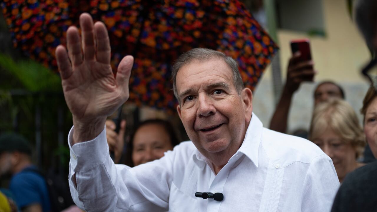 ARCHIVO - El candidato presidencial de la oposición venezolana Edmundo González saluda a sus seguidores durante un evento político en una plaza en el municipio de Hatillo en Caracas, Venezuela, el 19 de junio de 2024. (AP Foto/Ariana Cubillos, Archivo)