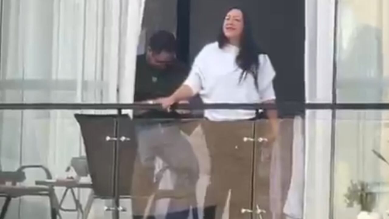 Después de disparar el arma, los hombres se la quitaron a la mujer.