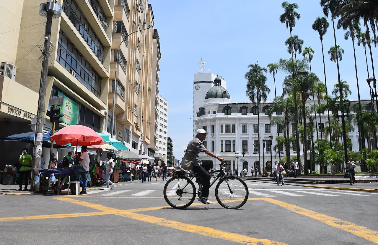 Controversia entre peatones,  y comerciantes por la medida de ampliación de los cierres viales establecidos en el centro de la ciudad para la Zona Verde. La medida tiene como fin consolidar un espacio público libre de vehículos, favoreciendo tanto a peatones como a ciclistas. foto José L Guzmán. EL País