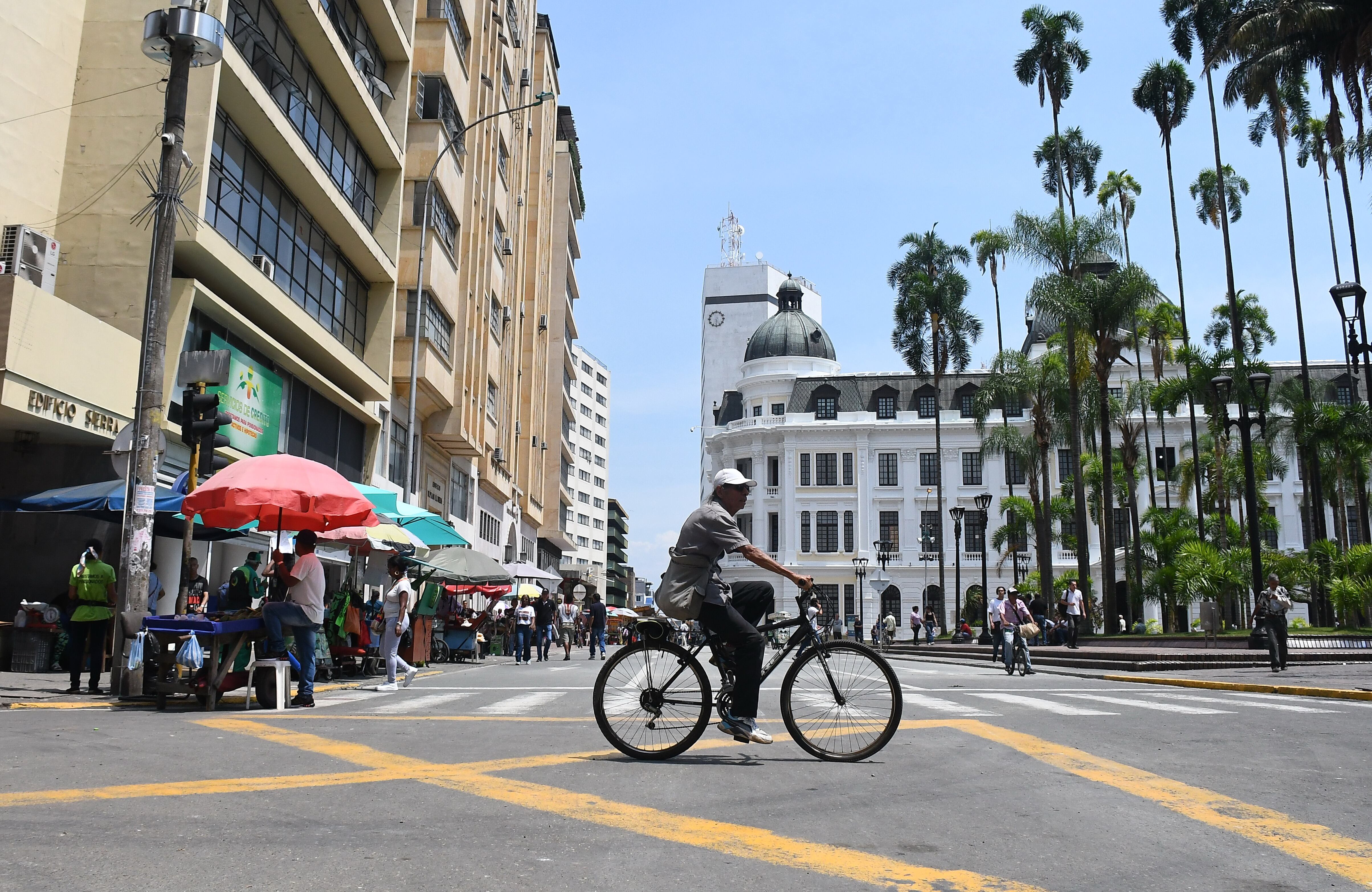 Controversia entre peatones,  y comerciantes por la medida de ampliación de los cierres viales establecidos en el centro de la ciudad para la Zona Verde. La medida tiene como fin consolidar un espacio público libre de vehículos, favoreciendo tanto a peatones como a ciclistas. foto José L Guzmán. EL País