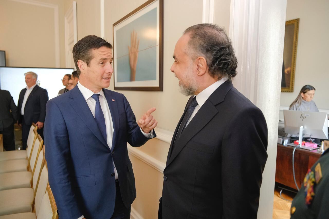 El ministro del Interior, Armando Benedetti y el senador de EE. UU. Bernie Moreno.