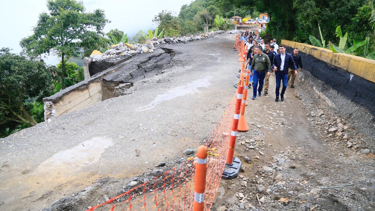 Vía Santa Bárbara - Medellín, afectada por la temporada de lluvias.