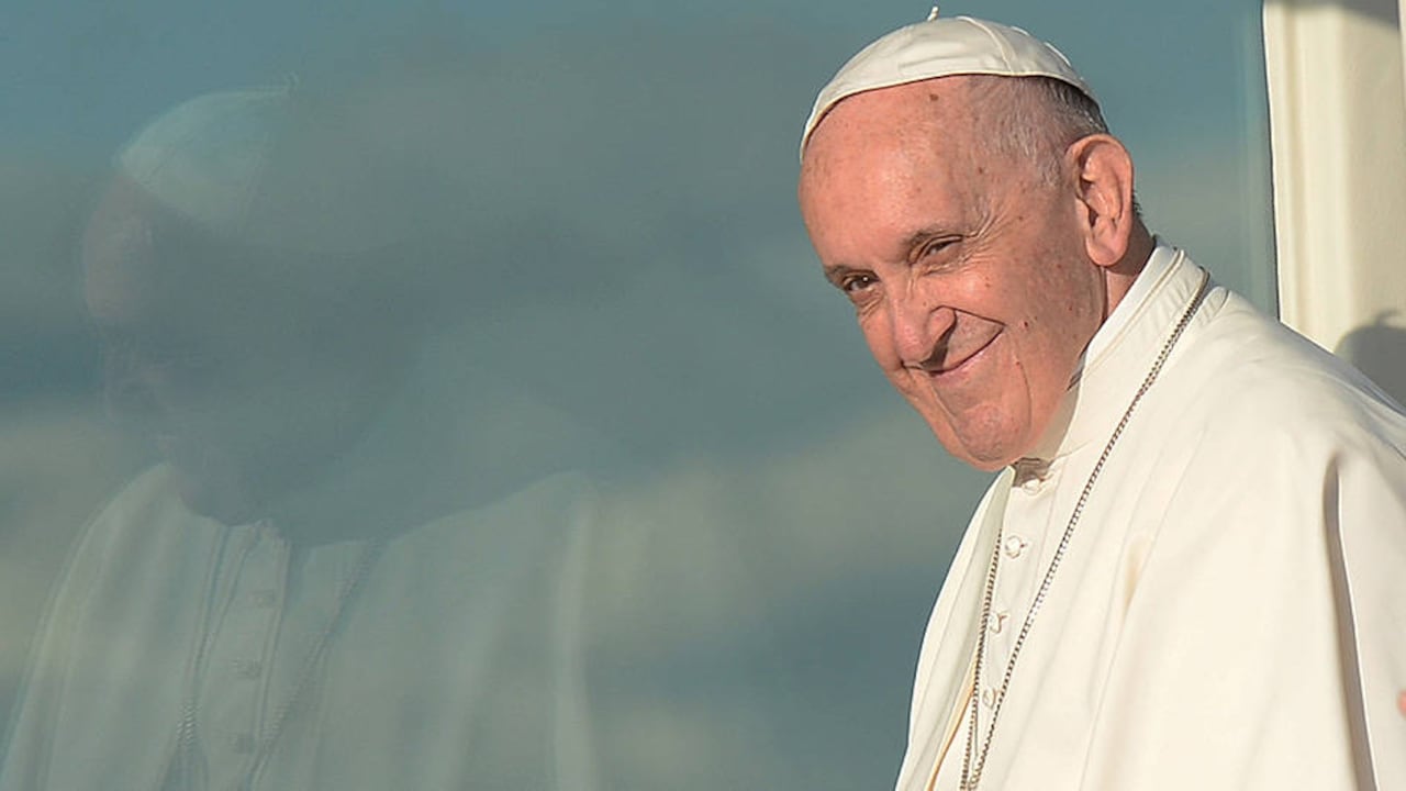 El papa recibió durante su visita a Colombia un sombrero vueltiao, una ruana y un carriel.