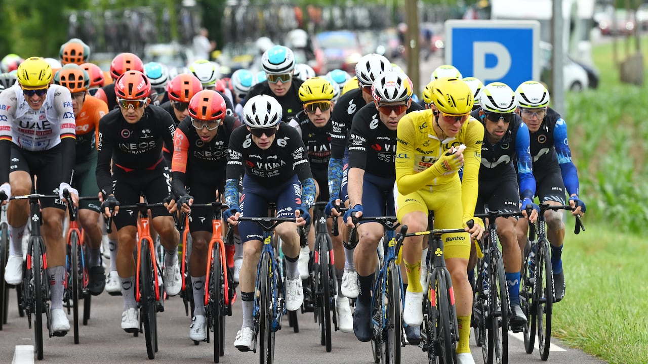 Egan Bernal y Tadej Pogacar integrando un grupo que iba a la delantera en el Tour de Francia 2026