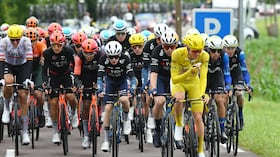 Egan Bernal y Tadej Pogacar integrando un grupo que iba a la delantera en el Tour de Francia 2026