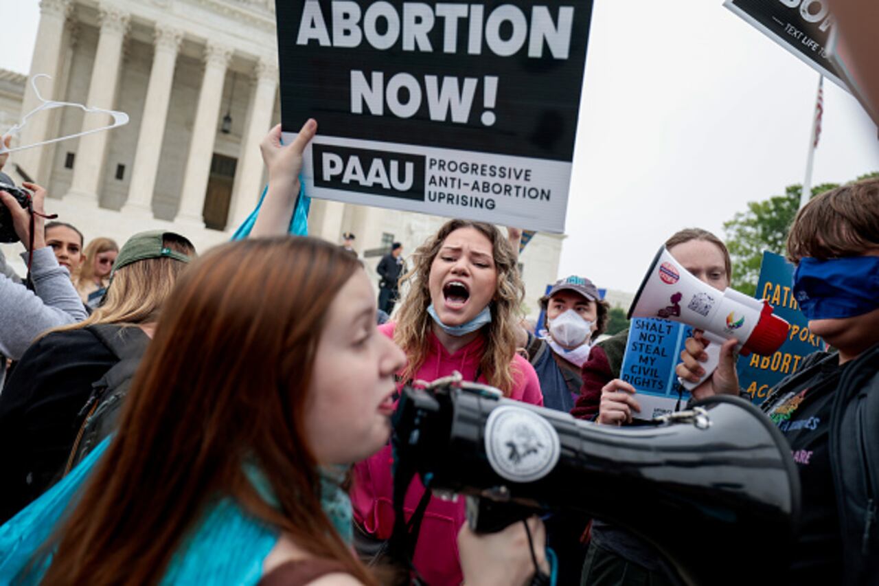 Activistas se han manifestado frente al edificio de la Corte Suprema, en Washington, con voces tanto de apoyo como de rechazo hacia el aborto.
