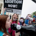 Activistas se han manifestado frente al edificio de la Corte Suprema, en Washington, con voces tanto de apoyo como de rechazo hacia el aborto.