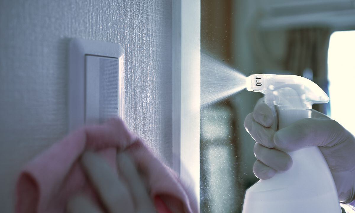 Alcohol para la limpieza del hogar.