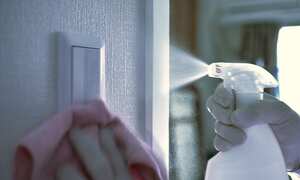 Alcohol para la limpieza del hogar.