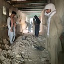 Personas inspeccionan el interior de una mezquita luego de un ataque suicida con bombas en la ciudad de Kandahar, suroeste de Afganistán, el viernes 15 de octubre de 2021. Foto AP / Sidiqullah Khan.