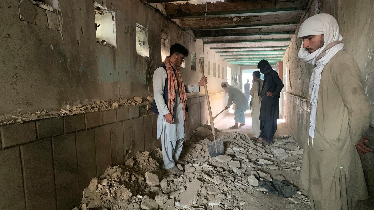 Inspeccionan el interior de una mezquita luego de un ataque suicida con bombas en la ciudad de Kandahar, suroeste de Afganistán, el viernes 15 de octubre de 2021. Foto: AP / Sidiqullah Khan.